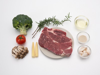 食譜-嫩煎牛排佐食蔬