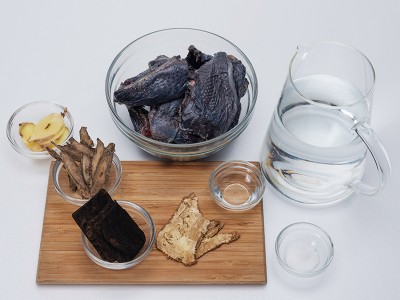 食譜-溫腎烏骨雞湯
