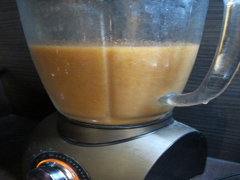 6.番茄湯部分則將燉肉的湯和料取出，用果汁機打成泥狀，.JPG