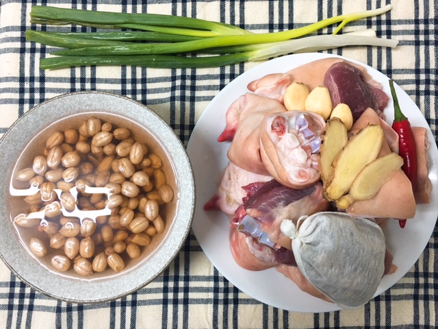 備料圖：豬腳1隻、薑片3片、蒜頭5顆、蔥3根、辣椒1根、花生適量(泡水後冷凍8小時再解凍泡水).jpg