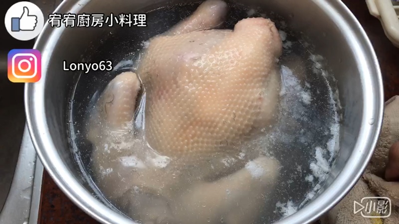 1全雞下鍋鍋熱水.jpg