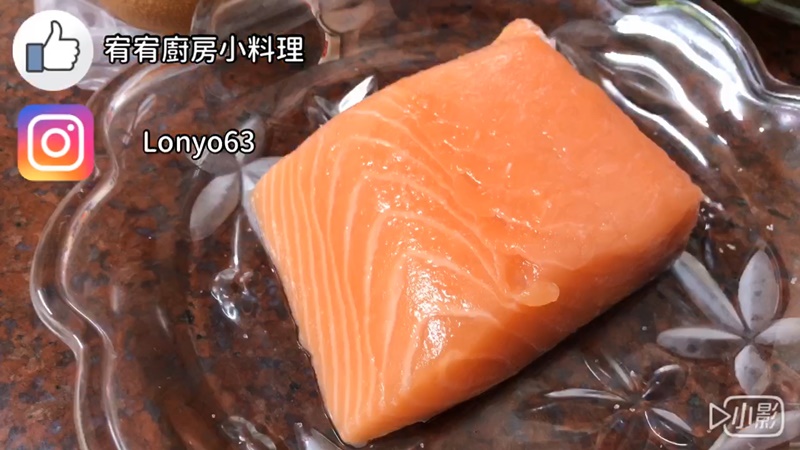 1鮭魚沾海鹽放置.jpg